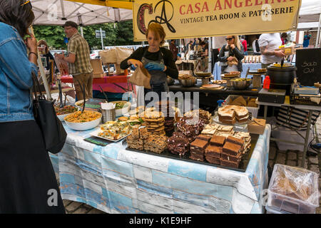 Dock Place, Leith, Edimburgo, Scozia, Regno Unito. Leith Sabato mercato con una donna che acquista torte a Casa Angelina Vintage Tearoom Patisserie stalle Foto Stock