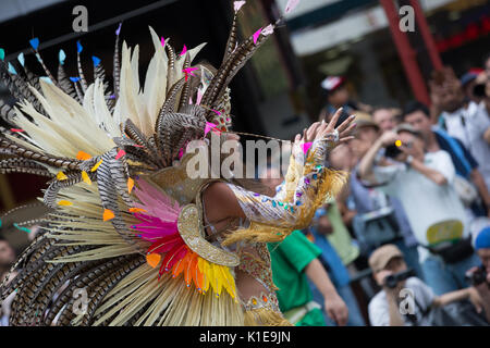 Tokyo, Giappone. 26 Agosto, 2017. La trentaseiesima Asakusa Samba festival per le strade di Tokyo con artisti provenienti da squadre sportive locali le aziende locali e club locali divertenti le grandi folle che fiancheggiano le strade. Credito: Steven roe/Alamy Live News Foto Stock