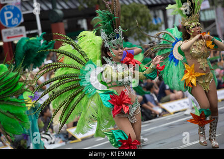 Tokyo, Giappone. 26 Agosto, 2017. La trentaseiesima Asakusa Samba festival per le strade di Tokyo con artisti provenienti da squadre sportive locali le aziende locali e club locali divertenti le grandi folle che fiancheggiano le strade. Credito: Steven roe/Alamy Live News Foto Stock