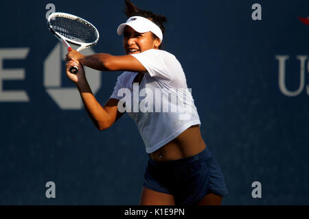 New York, Stati Uniti. 26 Ago, 2017. US Open Tennis: New York, 26 Agosto, 2017 - Heather Watson di Gran Bretagna pratica presso il National Tennis Center in Flushing Meadows di New York in preparazione per gli US Open che inizia di lunedì prossimo, 28 agosto Credito: Adam Stoltman/Alamy Live News Foto Stock