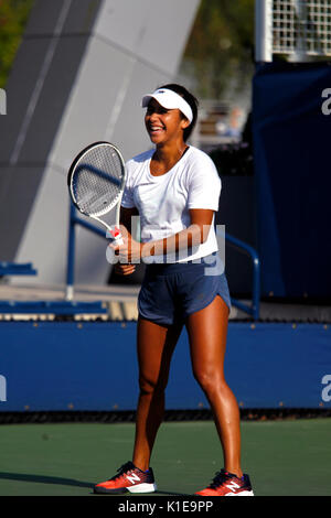 New York, Stati Uniti. 26 Ago, 2017. US Open Tennis: New York, 26 Agosto, 2017 - Heather Watson di Gran Bretagna gode di una risata mentre si pratica presso il National Tennis Center in Flushing Meadows di New York in preparazione per gli US Open che inizia di lunedì prossimo, 28 agosto Credito: Adam Stoltman/Alamy Live News Foto Stock