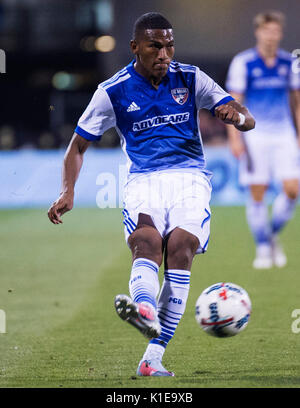 Columbus, U.S.A. 26 Ago, 2017. Agosto 26, 2017: FC Dallas centrocampista Carlos Gruezo (7) gestisce la sfera contro Colombo nel loro gioco a Mapfre Stadium. Columbus, Ohio, Stati Uniti d'America. Credito: Brent Clark/Alamy Live News Foto Stock
