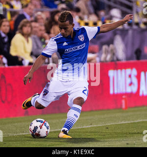 Columbus, U.S.A. 26 Ago, 2017. Agosto 26, 2017: FC Dallas centrocampista Michael Barrios (21) serve la sfera nel mescolatore contro Colombo nel loro gioco a Mapfre Stadium. Columbus, Ohio, Stati Uniti d'America. Credito: Brent Clark/Alamy Live News Foto Stock