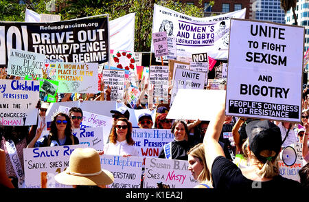 Agosto 26 2017 Los Angeles, California il nondimeno, noi persistiamo Rally e marzo, l'educazione dei giovani sulle disuguaglianze sociali e incoraggiamento dell'attivismo politico. Foto Stock