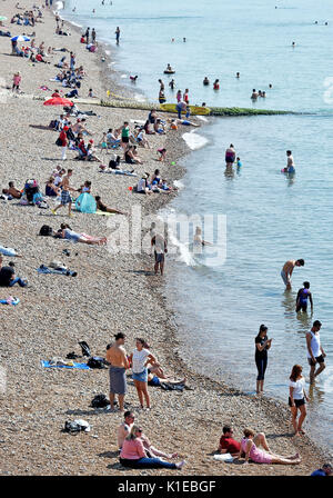Brighton, Regno Unito. Il 27 agosto, 2017. La folla godere delle belle calde giornate di sole sul lungomare di Brighton oggi come le temperature sono attesi per raggiungere alto come 28 gradi sopra la banca weekend che è un record per il mese di agosto Credito: Simon Dack/Alamy Live News Foto Stock