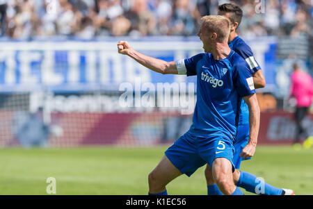 Bochum, Germania. Il 27 agosto, 2017. Bochum la Felix Bastians celebra il punteggio 2:1 durante la seconda Bundesliga match di vaiolatura VfL Bochum vs Dinamo Dresda in Bochum, Germania, 27 agosto 2017. (Attenzione: sulla base del DFL di disposizioni di accreditamento, di pubblicazione e di ulteriore utilizzo su Internet e nei contenuti multimediali in linea durante il gioco è limitato a un totale di 15 immagini per partita) Foto: Guido Kirchner/dpa/Alamy Live News Foto Stock