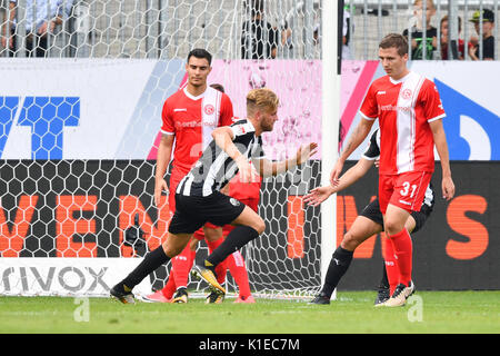 Di Sandhausen, Germania. Il 27 agosto, 2017. Di Sandhausen's Lucas Holer (C) celebra il punteggio obiettivo degli assolcatori durante la seconda Bundesliga match di vaiolatura SV Sandhausen vs Fortuna Dusseldorf in BWT Stadium di Sandhausen, Germania, 27 agosto 2017. (Attenzione: sulla base del DFL di disposizioni di accreditamento, di pubblicazione e di ulteriore utilizzo su Internet e nei contenuti multimediali in linea durante il gioco è limitato a un totale di 15 immagini per gioco) Foto: Uwe Anspach/dpa/Alamy Live News Foto Stock