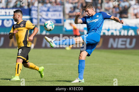 Bochum, Germania. Il 27 agosto, 2017. Bochum il Vitaly Janelt (R) e Dresda Aosman Aias vying per la palla durante la seconda Bundesliga match di vaiolatura VfL Bochum vs Dinamo Dresda in Bochum, Germania, 27 agosto 2017. (Attenzione: sulla base del DFL di disposizioni di accreditamento, di pubblicazione e di ulteriore utilizzo su Internet e nei contenuti multimediali in linea durante il gioco è limitato a un totale di 15 immagini per partita) Foto: Guido Kirchner/dpa/Alamy Live News Foto Stock