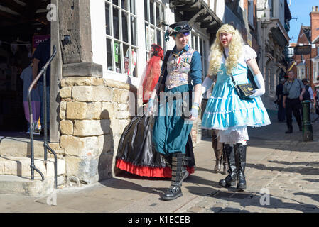 Lincoln, Regno Unito. Il 27 agosto 2017. Il vapore punks provenienti da tutto il mondo riuniti all ombra della Cattedrale di Lincoln per un giorno 3-steampunk evento. Credito: Ian Francesco/Alamy Live News Foto Stock