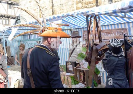 Lincoln, Regno Unito. Il 27 agosto 2017. Il vapore punks provenienti da tutto il mondo riuniti all ombra della Cattedrale di Lincoln per un giorno 3-steampunk evento. Credito: Ian Francesco/Alamy Live News Foto Stock