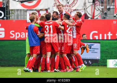 Di Sandhausen, Germania. Il 27 agosto, 2017. Dusseldorf i giocatori di celebrare il 1:2 durante la seconda Bundesliga match di vaiolatura SV Sandhausen vs Fortuna Dusseldorf in BWT Stadium di Sandhausen, Germania, 27 agosto 2017. (Attenzione: sulla base del DFL di disposizioni di accreditamento, di pubblicazione e di ulteriore utilizzo su Internet e nei contenuti multimediali in linea durante il gioco è limitato a un totale di 15 immagini per gioco) Foto: Uwe Anspach/dpa/Alamy Live News Foto Stock