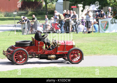 Londra, Regno Unito. 27 Agosto, 2017. 1906 Bianchi a competere in prove a tempo a Motorsport al Palace a Londra Sud Inghilterra 27 08 2017 Credit: theodore liasi/Alamy Live News Foto Stock