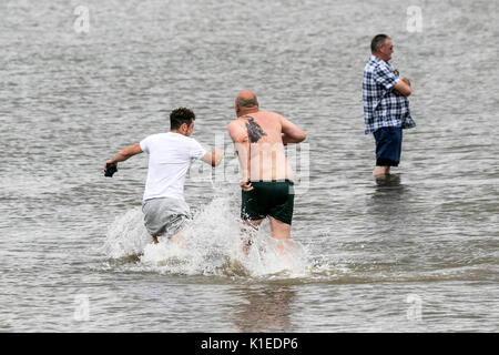 New Brighton, Cheshire. Il 27 agosto 2017. Regno Unito Meteo. Un giorno grigio sopra il Cheshire village di New Brighton ma la gente ancora fuori di testa al mare per alcuni e per il divertimento di tutta la famiglia a fare la maggior parte del weekend. Credito: Cernan Elias/Alamy Live News Foto Stock