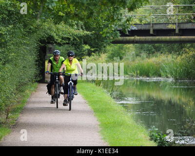 Canale Erewash, Trowell, Notts. 27 Agosto 2017. Tempo del Regno Unito: Un pomeriggio caldo, soleggiato e umido lungo la sponda del canale alzaia. Credito: James Bell/Alamy Live News Foto Stock