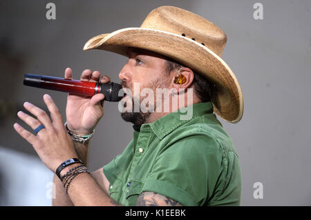 La città di New York. 25 Ago, 2017. Jason Aldean suona dal vivo sul palco di 'NBC Today Show Citi serie di concerti presso il Rockefeller Plaza su agosto 25, 2017 a New York City. | Utilizzo di credito in tutto il mondo: dpa/Alamy Live News Foto Stock