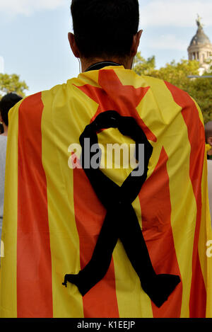 Barcellona, Spagna. Il 26 agosto 2017. Un uomo che indossa un Catalanist bandiera con un nastro nero in una manifestazione contro il terrorismo che ha avuto luogo dopo due attacchi terroristici ha ucciso più di dieci persone e il ferimento di circa un centinaio di Barcellona e Cambrils (Spagna). Credito: Laia Ros Padulles/Alamy Live News Foto Stock