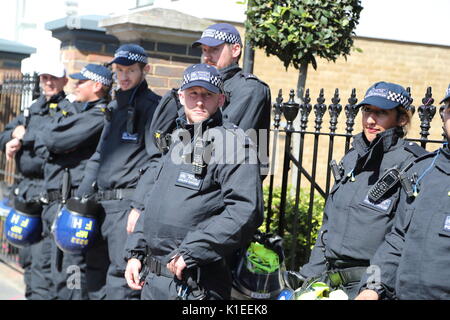 Migliaia di festaioli e spettatori godere di questo anno il carnevale di Notting Hill con un coloratissimo corteo. Sotto l'ombra di Grenfell torre a un minuto di silenzio è stato osservato. Importante la presenza della polizia ha assicurato una cassaforte party! Foto Stock