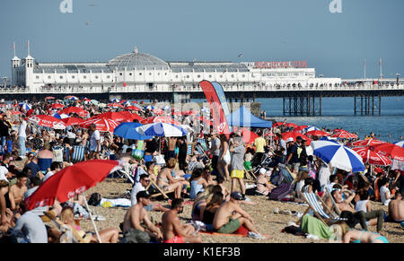 Brighton, Regno Unito. Il 27 agosto, 2017. La folla godere delle belle calde giornate di sole sulla spiaggia di Brighton oggi come le temperature sono attesi per raggiungere alto come 28 gradi sopra la banca weekend di vacanza che è un record per il mese di agosto Credito: Simon Dack/Alamy Live News Foto Stock