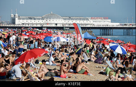 Brighton, Regno Unito. Il 27 agosto, 2017. La folla godere delle belle calde giornate di sole sulla spiaggia di Brighton oggi come le temperature sono attesi per raggiungere alto come 28 gradi sopra la banca weekend di vacanza che è un record per il mese di agosto Credito: Simon Dack/Alamy Live News Foto Stock