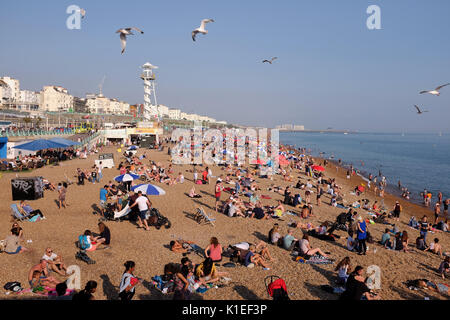 Brighton, Regno Unito. Il 27 agosto, 2017. La folla godere delle belle calde giornate di sole sulla spiaggia di Brighton oggi come le temperature sono attesi per raggiungere alto come 28 gradi sopra la banca weekend di vacanza che è un record per il mese di agosto Credito: Simon Dack/Alamy Live News Foto Stock