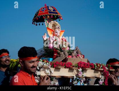 Worthing, Regno Unito. 27th ago 2017. Festeggiamo il Ganesh Festival nel Regno Unito - i membri della comunità indù locale portano un modello di Lord Ganesh lungo la spiaggia di fronte al canale inglese. Conosciuta anche come Ganesh Chaturthi, l'importante festa celebra il figlio di Lord shiva e la dea Parvati, un simbolo di saggezza, prosperità e buona fortuna. Il modello è realizzato in gesso di parigi e si scioglie in acqua di mare. Credit: Photo: Jonathan Eastland/Ajax/Alamy Live News Foto Stock