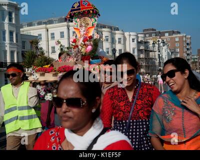 Worthing, Regno Unito. 27th ago 2017. Festeggiamo il Ganesh Festival nel Regno Unito - i membri della comunità indù locale portano un modello di Lord Ganesh lungo la spiaggia di fronte al canale inglese. Conosciuta anche come Ganesh Chaturthi, l'importante festa celebra il figlio di Lord shiva e la dea Parvati, un simbolo di saggezza, prosperità e buona fortuna. Il modello è realizzato in gesso di parigi e si scioglie in acqua di mare. Credit: Photo: Jonathan Eastland/Ajax/Alamy Live News Foto Stock