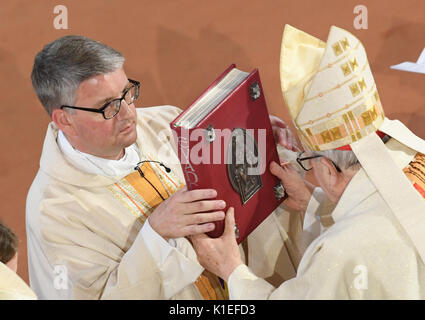 Mainz, Germania. Il 27 agosto, 2017. Peter Kohlgraf (L) e il Cardinale Karl Lehmann tenere il Santo Gosepel durante la sua ordinazione episcopale nella cattedrale di Mainz, Germania, 27 agosto 2017. Il 50-anno-vecchio teologo sarà il successore del Cardinale Lehman. Egli ist 88 successore del primo Medioevo missionario San Bonifacio. Foto: Arne Dedert/dpa/Alamy Live News Foto Stock