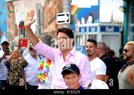 Ottawa, Canada. Il 27 agosto, 2017. Il primo ministro canadese Justin Trudeau, con figlio Saverio, marche nell'Ottawa Pride Parade, diventando alla prima seduta PM a partecipare a questo evento per la città. Credito: Paolo McKinnon/Alamy Live News Foto Stock