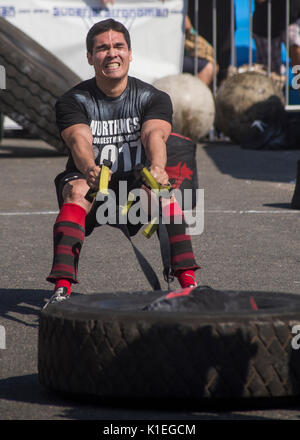 Worthing, Regno Unito. Il 27 agosto, 2017. I concorrenti di competere in Worthing più forte l uomo e la donna la concorrenza Credito: Richard avis/Alamy Live News Foto Stock