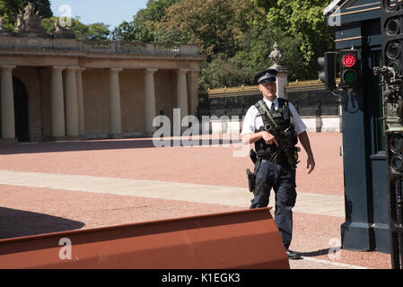 Londra, Regno Unito. Il 27 agosto, 2017. Rafforzate le misure di sicurezza a Buckingham palace in seguito al tentativo di attacco terroristico su ufficiali del venerdì notte. Una chiara prescienza armati era visto il sabato e la domenica presso il palazzo di polizia come fissare le porte mentre i turisti guarda sulla. Il bloccaggio fino a Buckingham Palace Credito: Ben Smith/Alamy Live News Foto Stock