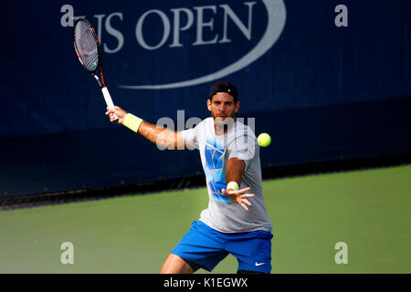 New York, Stati Uniti. Il 27 agosto, 2017. US Open Tennis: New York, 27 Agosto, 2017 - Juan Martin Del Potro di Argentina la pratica presso il National Tennis Center in Flushing Meadows di New York in preparazione per gli US Open che inizia di lunedì prossimo, 28 agosto Credito: Adam Stoltman/Alamy Live News Foto Stock