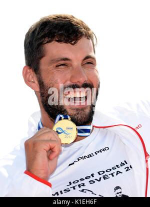 Racice, Repubblica Ceca. Il 27 agosto, 2017. Josef Dostal della Repubblica ceca ha vinto 2017 ICF Canoe Sprint Campionati del Mondo K1 Uomini 500m finale di gara in Racice, nella Repubblica ceca il 27 agosto 2017. Credito: Katerina Sulova/CTK foto/Alamy Live News Foto Stock