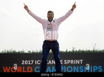 Racice, Repubblica Ceca. Il 27 agosto, 2017. Josef Dostal della Repubblica ceca ha vinto 2017 ICF Canoe Sprint Campionati del Mondo K1 Uomini 500m finale di gara in Racice, nella Repubblica ceca il 27 agosto 2017. Credito: Katerina Sulova/CTK foto/Alamy Live News Foto Stock