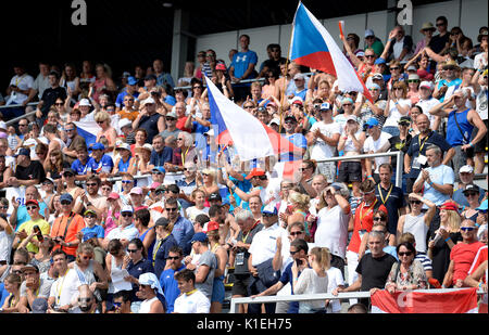 Racice, Repubblica Ceca. Il 27 agosto, 2017. Tifosi guardare la corsa durante il 2017 ICF Canoe Sprint Campionati del Mondo di Racice, nella Repubblica ceca il 27 agosto 2017. Credito: Katerina Sulova/CTK foto/Alamy Live News Foto Stock