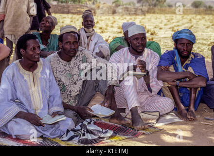 Niger, Doutouel Village, Africa occidentale. Gli uomini adulti che frequentano corsi di alfabetizzazione. Foto Stock