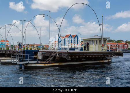 Willemstad, Curacao, Piccole Antille. Queen Emma Bridge Pontone apertura per il traffico delle navi a passare. Foto Stock