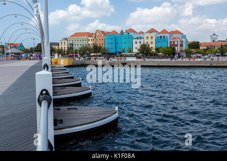 Willemstad, Curacao, Piccole Antille. Queen Emma Bridge Pontone guardando verso Otrobanda. Foto Stock