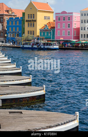 Willemstad, Curacao, Piccole Antille. Cerca su pontoni della Queen Emma Bridge verso Punda. Foto Stock