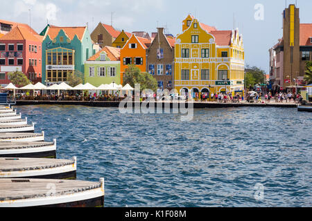 Willemstad, Curacao, Piccole Antille. Cerca su pontoni della Queen Emma Bridge verso Punda. Foto Stock