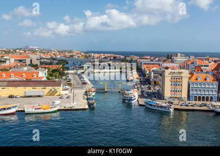 Willemstad, Curacao, Piccole Antille. Waaigat Laguna (Bay), galleggiante Area di mercato sullato destro della laguna. Coperto Mercato centrale nel centro. Foto Stock