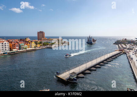 Willemstad, Curacao, Piccole Antille. Queen Emma Bridge Pontone chiusura dopo il transito di una nave da carico in uscita Sint Anna Bay. Foto Stock