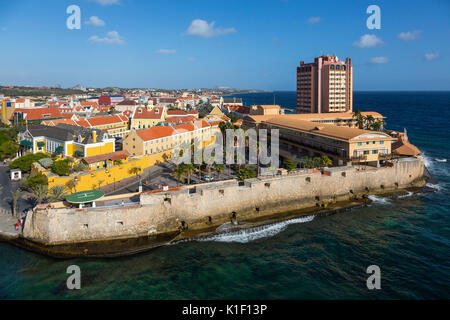 Willemstad, Curacao, Piccole Antille. Ft. Amsterdam, protezione ingresso a Sint Anna Bay. Palazzo del Governatore sulla sinistra. Foto Stock