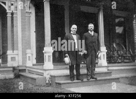 Ritratto del presidente William McKinley e Vice Presidente Theodore Roosevelt in piedi sui gradini nella parte anteriore del Presidente McKinley's home, Canton, Ohio, 1900. Foto Stock