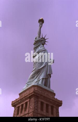 Questa fotografia raffigurata la Statua della Libertà, il fulcro della Statua della Libertà monumento nazionale. La statua è stata un dono al popolo degli Stati Uniti dal popolo di Francia, nel riconoscimento della loro amicizia dal tempo della rivoluzione americana (1776 ? 1783). Costruita in Francia, e assemblati negli Stati Uniti, la statua fu consacrato il 28 ottobre 1886. L'altezza dalla base alla torcia è di 152 piedi, 2 pollici (1984 indagine). Sebbene generalmente associato con la città di New York e membro, la statua si trova effettivamente nel New Jersey. Questo famoso simbolo di libertà è loca Foto Stock