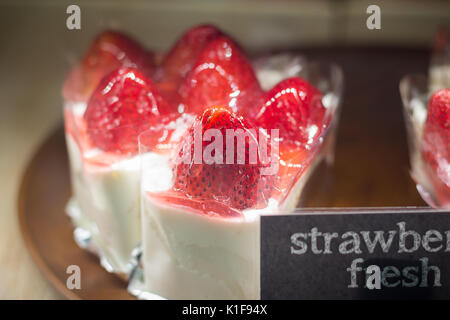 Fetta di dolce torta di fragole per vendere (soft focus) Foto Stock