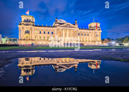 Notte al Reichstag di Berlino in Germania (la dedizione Dem deutschen Volke, significato per il popolo tedesco, può essere visto sul fregio) Foto Stock