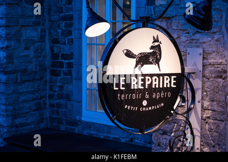 La città di Quebec, Canada - 31 Maggio 2017: Le Repaire restaurant sign closeup durante ore blu da inferiore città vecchia strada chiamata Rue du Petit Champlain su esca Foto Stock