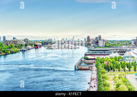 Montreal, Canada - 27 Maggio 2017: vista aerea del porto antico con molte barche e nel centro cittadino di città nella regione di Québec durante il tramonto Foto Stock
