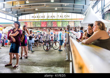 Montreal, Canada - 28 Maggio 2017: Jean Talon segno del mercato ed ingresso con persone in Little Italy quartiere in città nella regione di Québec Foto Stock