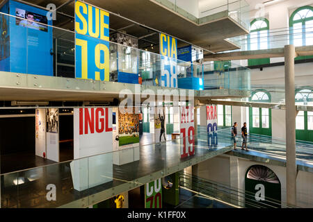 Vista interna di Pele Museum (Museu Pelé), dedicato al brasiliano della leggenda del calcio Edson Arantes do Nascimento, Santos, Stato di Sao Paulo, Brasile. Foto Stock